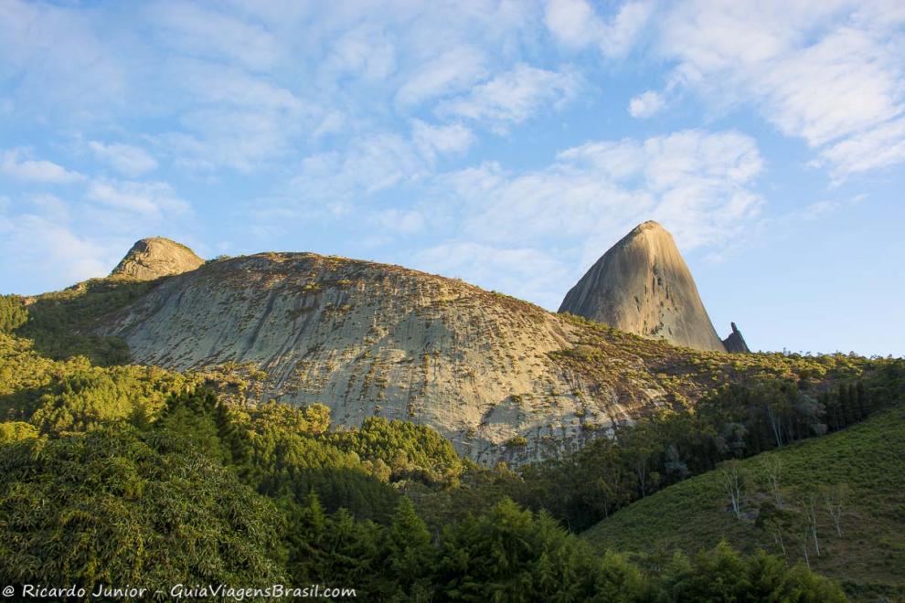 Imagem da vista de trás da Pedra Azul.